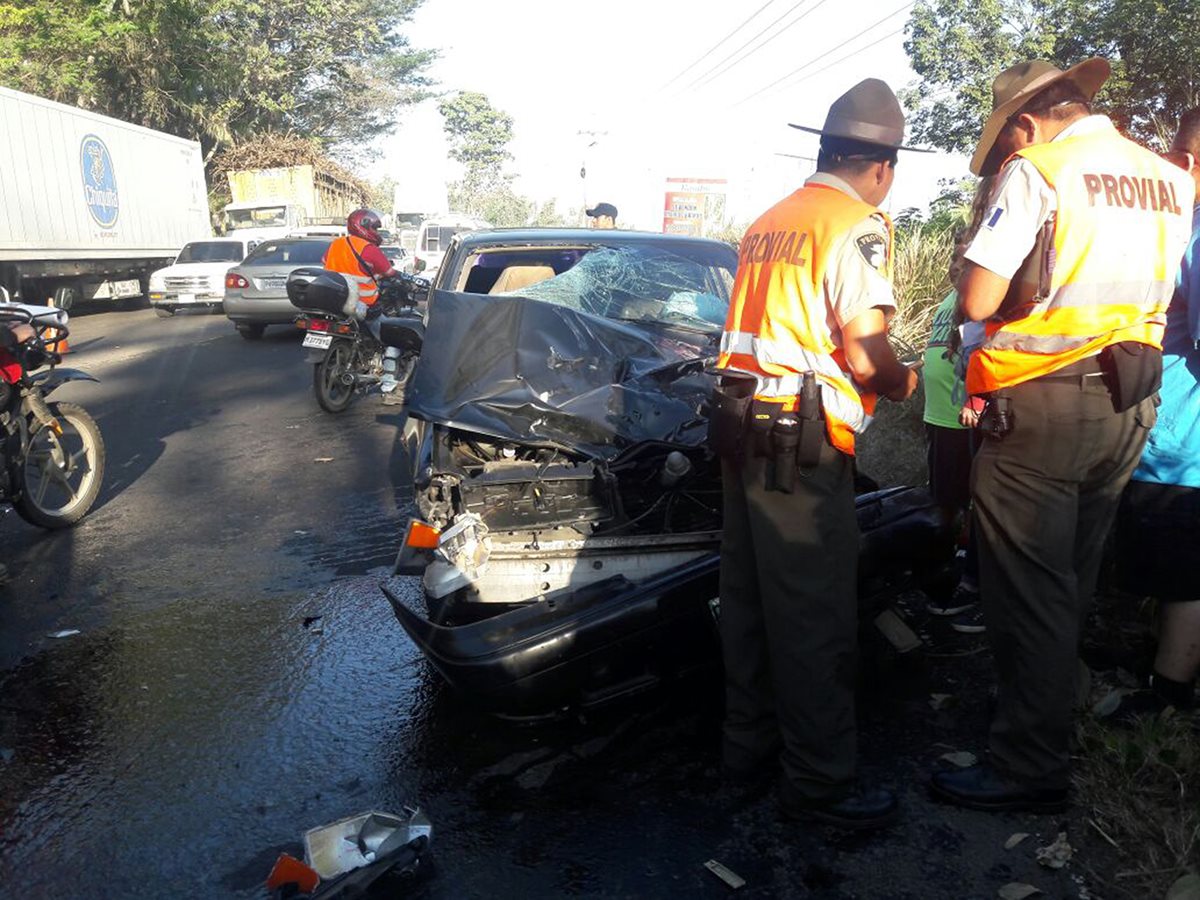 Autoridades resguardan el automóvil que supuestamente protagonizó el accidente. (Foto Prensa Libre: Enrique Paredes)