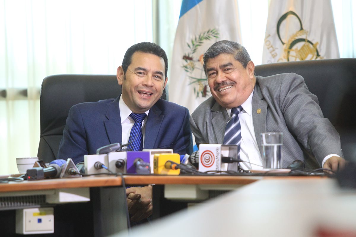 Carlos Mencos titular de la CGC junto a Jimmy Morales durante una presentación del trabajo que realizan. (Foto Prensa Libre: Esbin García)