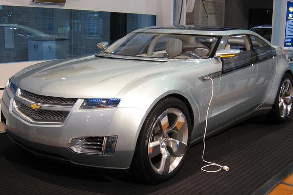 El <em>Chevrolet Volt</em>, hermano del Opel Ampera, es un vehículo híbrido eléctrico enchufable desarrollado por General Motors.