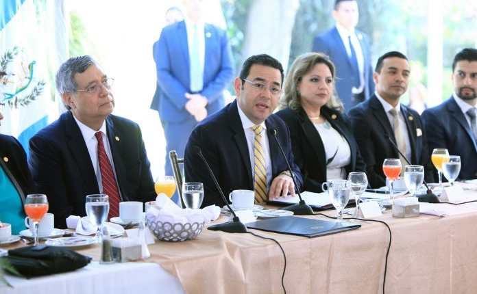 El presidente Jimmy Morales pidió a los embajadores guatemaltecos llevar la mejor información a los países donde representan al país. (Foto Prensa Libre: Presidencia)