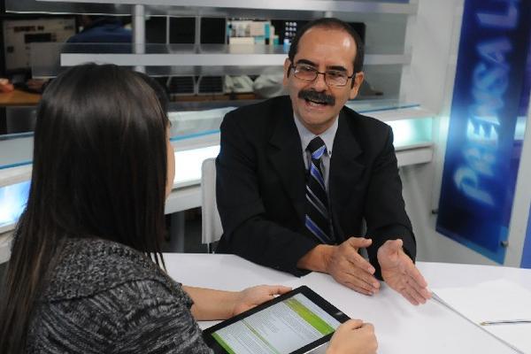 El dermatólogo Gustavo Adolfo Coronado explica y responde preguntas acerca de   enfermedad en la piel, durante el programa El Consultorio.