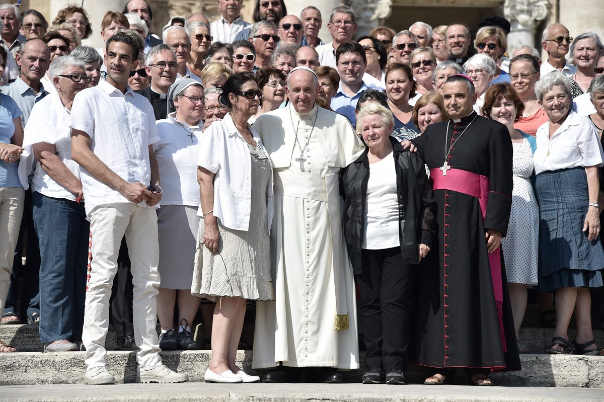 El Papa posa con Rosine Hamel (2d), hermana Jacques Hamel y Dominique Lebrun (R), obispo francés de Rouen. (Foto Prensa Libre: AFP).