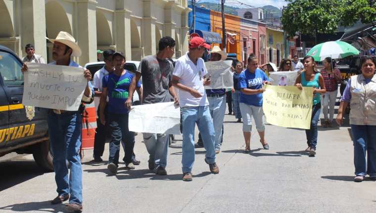 Vecinos de la cabecera de Jutiapa efectúan caminata, en la que familiares de la niña asesinada, Ashlin Castellanos, denunciaron amenazas de muerte. (Foto Prensa Libre:)