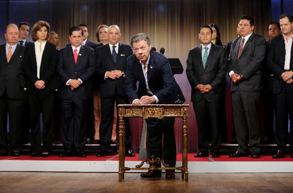 Juan Manuel Santos firmó el decreto que convoca a un plebiscito el 2 de octubre. (Foto Prensa Libre: EFE)