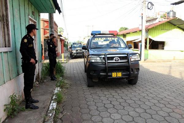 Agentes de Panda, Deic y la Comisaría 34, de Retalhuleu, efectúan siete allanamientos en busca de pandilleros. En la foto, operativo en barrio Monterrey, zona 4. (Foto Prensa Libre, Rolando Miranda)<br _mce_bogus="1"/>