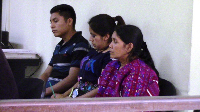 Santos García Díaz y Petronila Carrillo Marroquín captados en el Tribunal de Sentencia de Huehuetenango, donde el viernes último fueron sentenciados por el deligo de plagio y asesinato. (Foto Prensa Libre: Mike Castillo)