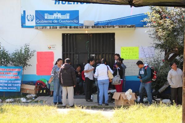 Trabajadores sindicalizados mantienen ocupado el edificio del Área de Salud de Huehuetenango.