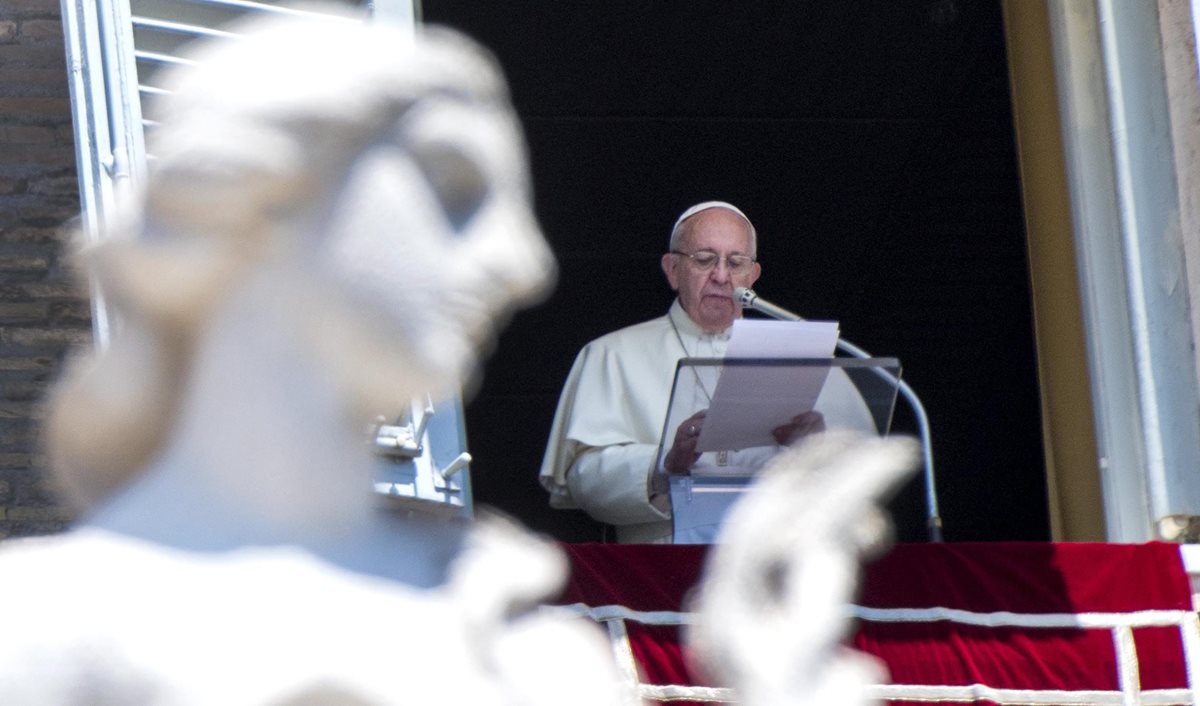 El papa Francisco durante su oración, en la Plaza San Pedro del Vaticano. (Foto Prensa Libre: AP).