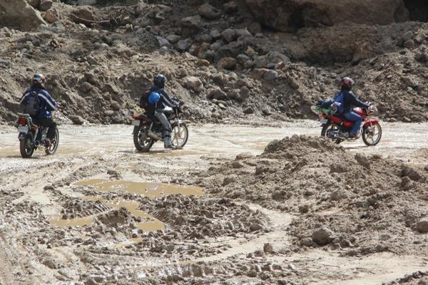 Motoristas circulan en el kilómetro 113. 5 de la ruta entre Panajachel y San Andrés Semetabaj, la cual quedó habilitada este viernes. (Foto Prensa Libre: Ángel Julajuj)<br _mce_bogus="1"/>