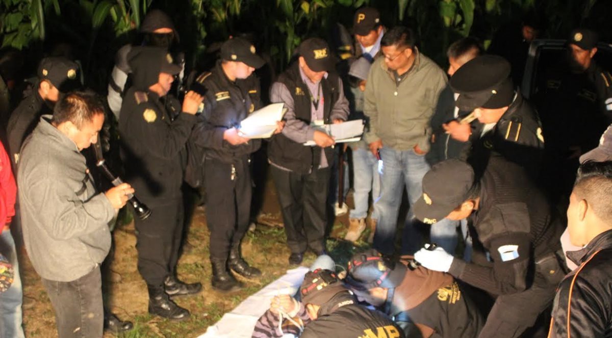 Cadáver atado es localizado en San Andrés Semetabaj, Sololá. (Foto Prensa Libre: Ángel Julajuj)