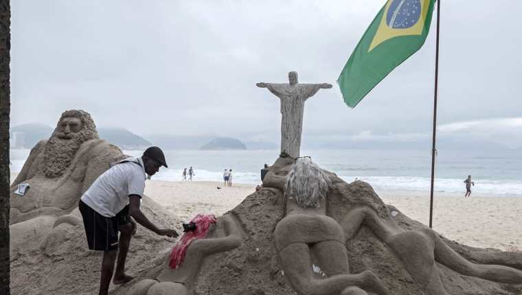 Las esculturas se han convertido en una atracción para los visitantes. (Foto Prensa Libre: AFP).
