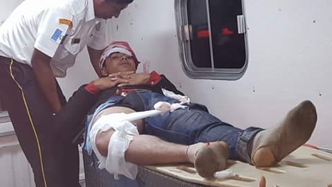 Ricardo Oliveros Cucul, de 18 años, es atendido por un socorrista en la ambulancia. (Foto Prensa Libre: Rigoberto Escobar)