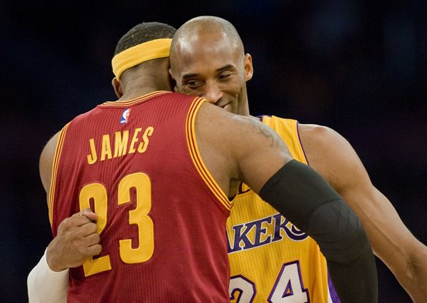 Kobe Bryant, derecha, y LeBron James se enfundan en un abrazo, en un juego de la NBA en enero. (Foto Prensa Libre: AP)