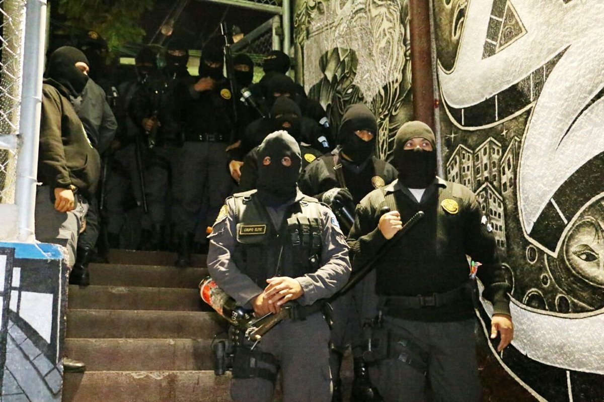 Guardias del Sistema Penitenciario ingresan a cárcel de la zona 18 para requisa a pandilleros. (Foto Prensa Libre: DGSP)