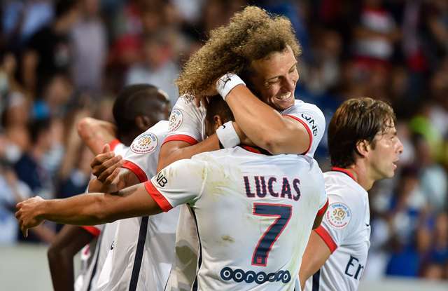 David Luiz (frente), felicita a Lucas Moura por el gol que anotó para el triunfo del PSG.(Foto Prensa Libre: AFP)