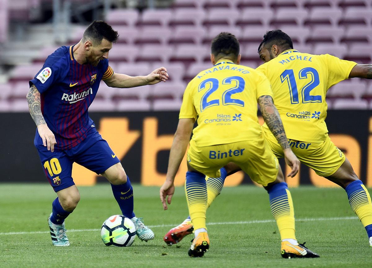 A pesar de que el primer tiempo fue difícil el Barcelona pudo ganar comodamente en un estadio que lució sin público. (Foto Prensa Libre: AFP)