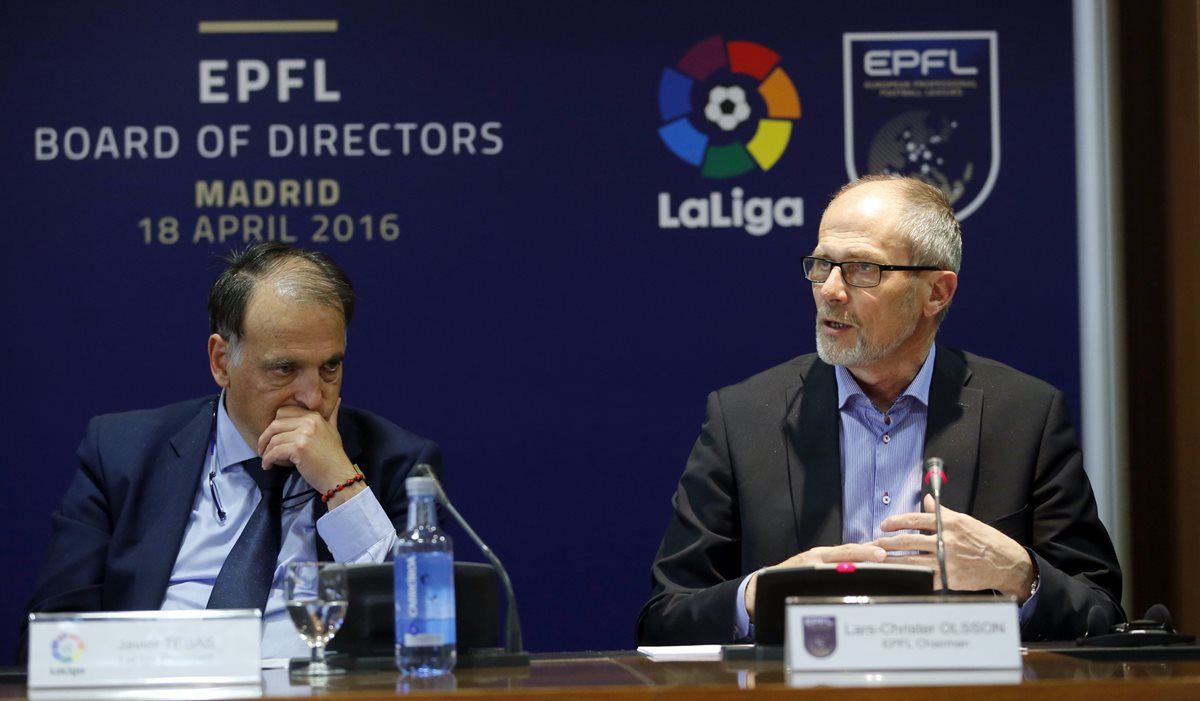 El presidente de La Liga, Javier Tebas, junto al nuevo presidente de la EPFL (Asociación Europea de Ligas Profesionales), Lars-Christer Olsson, en la rueda de prensa de hoy. (Foto Prensa Libre: EFE)