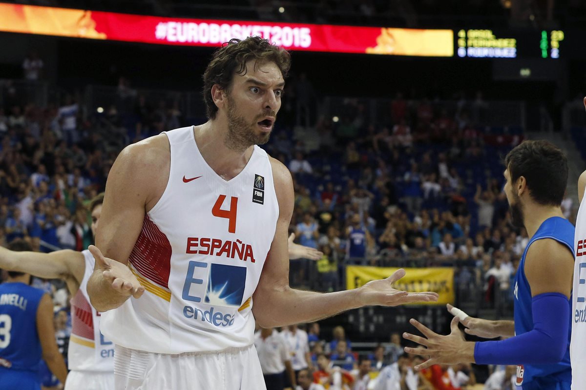 Pau Gasol motiva a sus compañeros a estar concentrados para mejorar en el Eurobasquet. (Foto Prensa Libre: EFE)