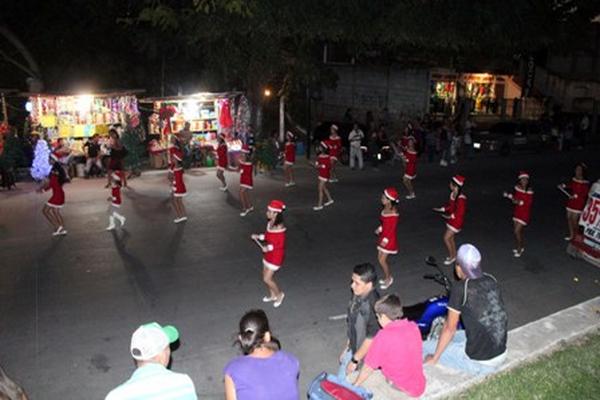 Vecinos observan el desfile en donde participaron alumnos de establecimientos públicos y privados <strong>(Foto. Prensa Libre. Hugo Oliva)</strong><br _mce_bogus="1"/>