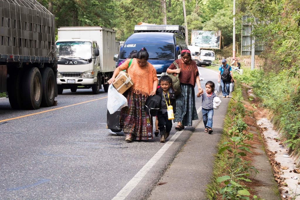 El bloqueo instalado en el kilómetro 132.5 ruta a las Verapaces, en la cumbre de Santa Elena, San Jerónimo, Baja Verapaz, afectó a decenas de personas. (Foto Prensa Libre: Carlos Grave)