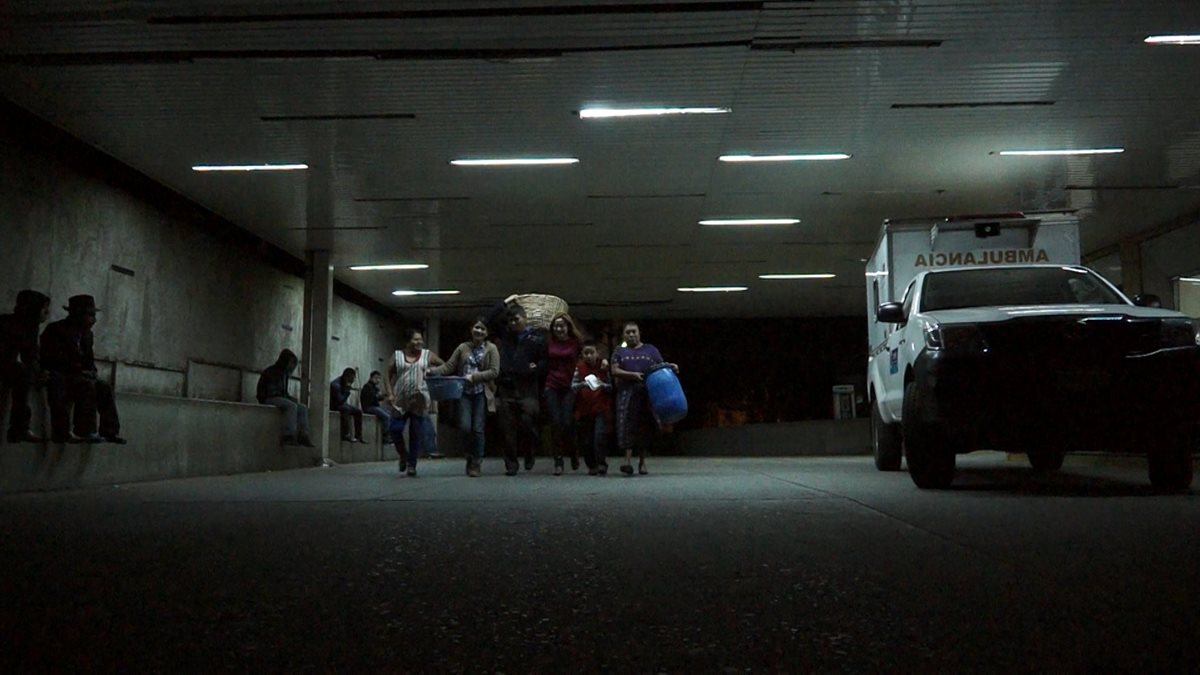 La familia de Michelle Albizures le ayudó a repartir la comida en el hospital Roosevelt. (Foto Prensa Libre: Juan Carlos Rivera)