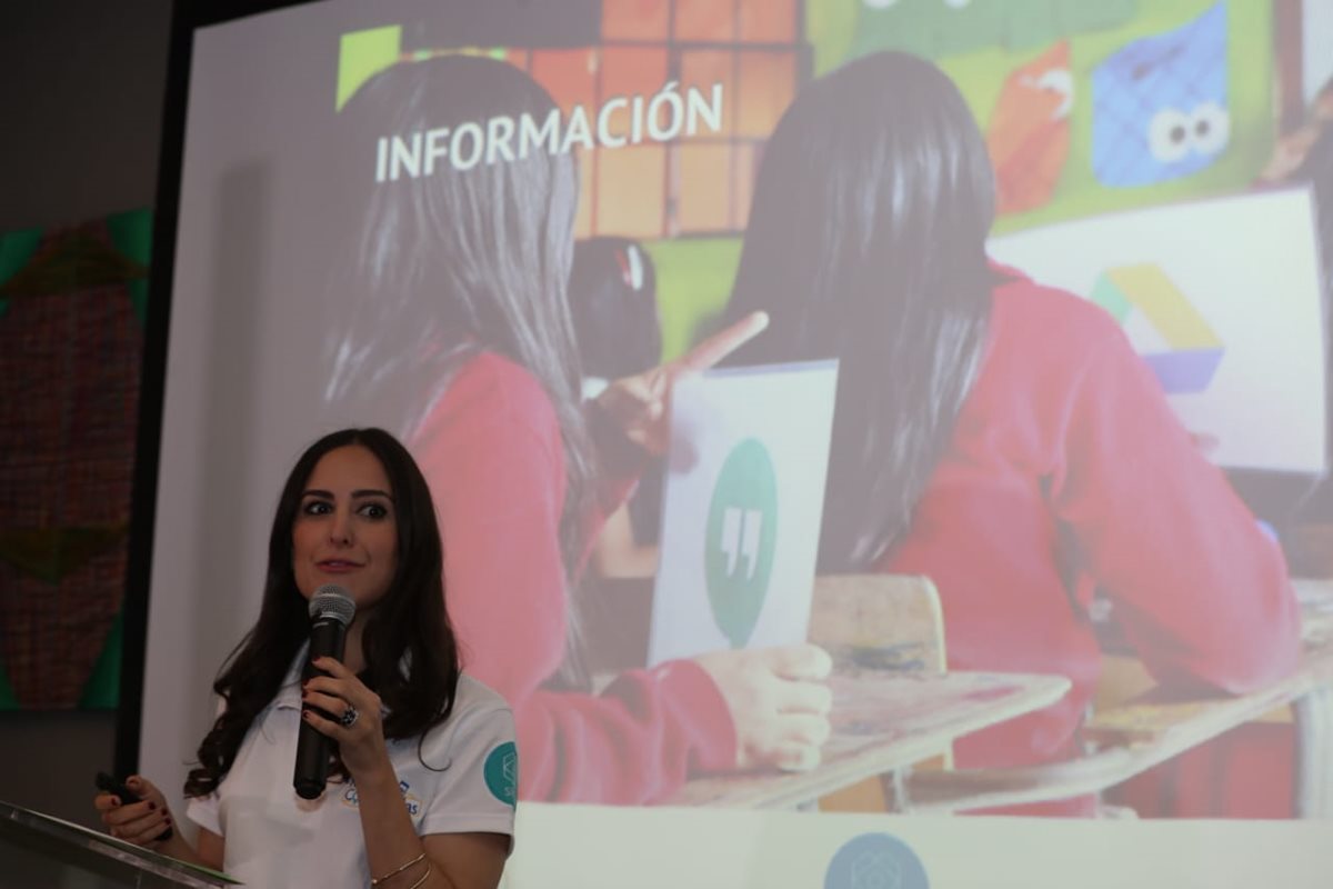 Marisabel Ruiz, directora de Sheva, indicó que la telefonía móvil es un herramienta útil en las manos de las mujeres. (Foto Prensa Libre: Óscar Rivas)