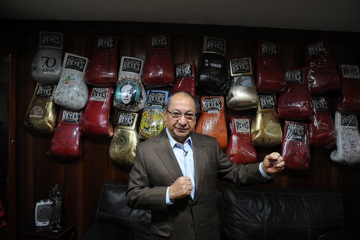 Alberto Reyes es el heredero de la icónica fábrica de guantes de box "Cleto Reyes". (Foto Prensa Libre: AFP)