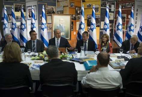 El primer ministro de Israel, Benjamin Netanyahu, preside la reunión semanal de su gabinete el 21 de julio en Jerusalén. (Foto Prensa Libre: AFP)