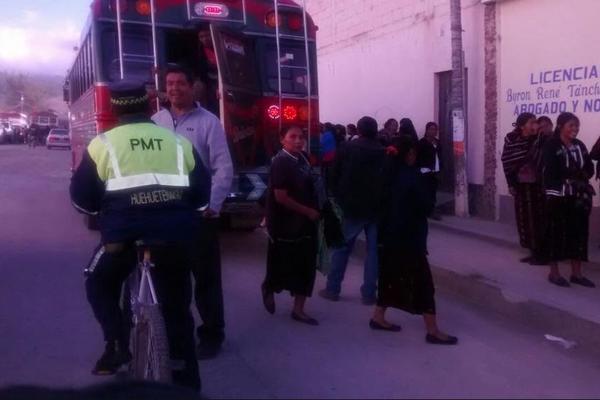 Vehículos son  usados para traslado de personas al 3er informe de gobierno en Huehuetenango. (Foto: Mike Castillo)