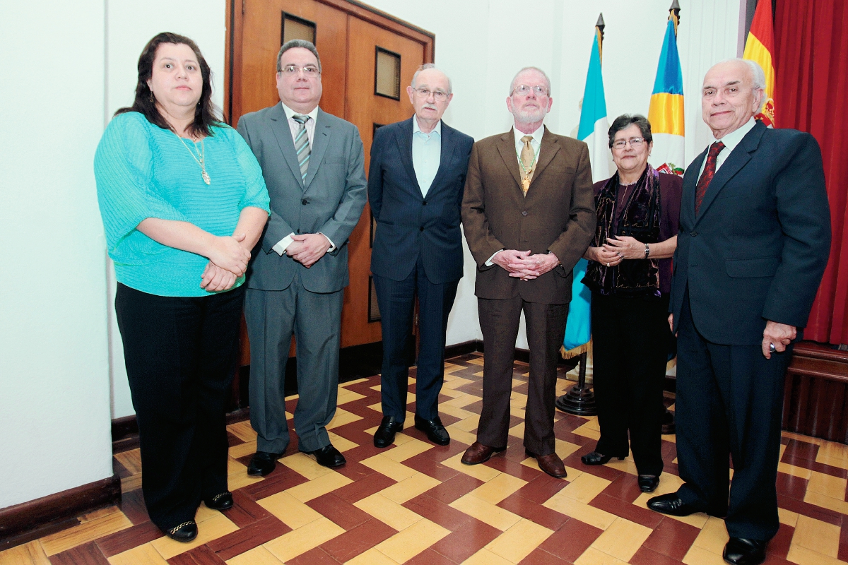 Socios numerarios: Raquel Montenegro, Gustavo García Fong y Francisco Pérez de Antón. Directivos de la AGL: Mario Alberto Carrera, Delia Quiñónez y Mario Antonio Sandoval. (Foto Prensa Libre: Edwin Castro).