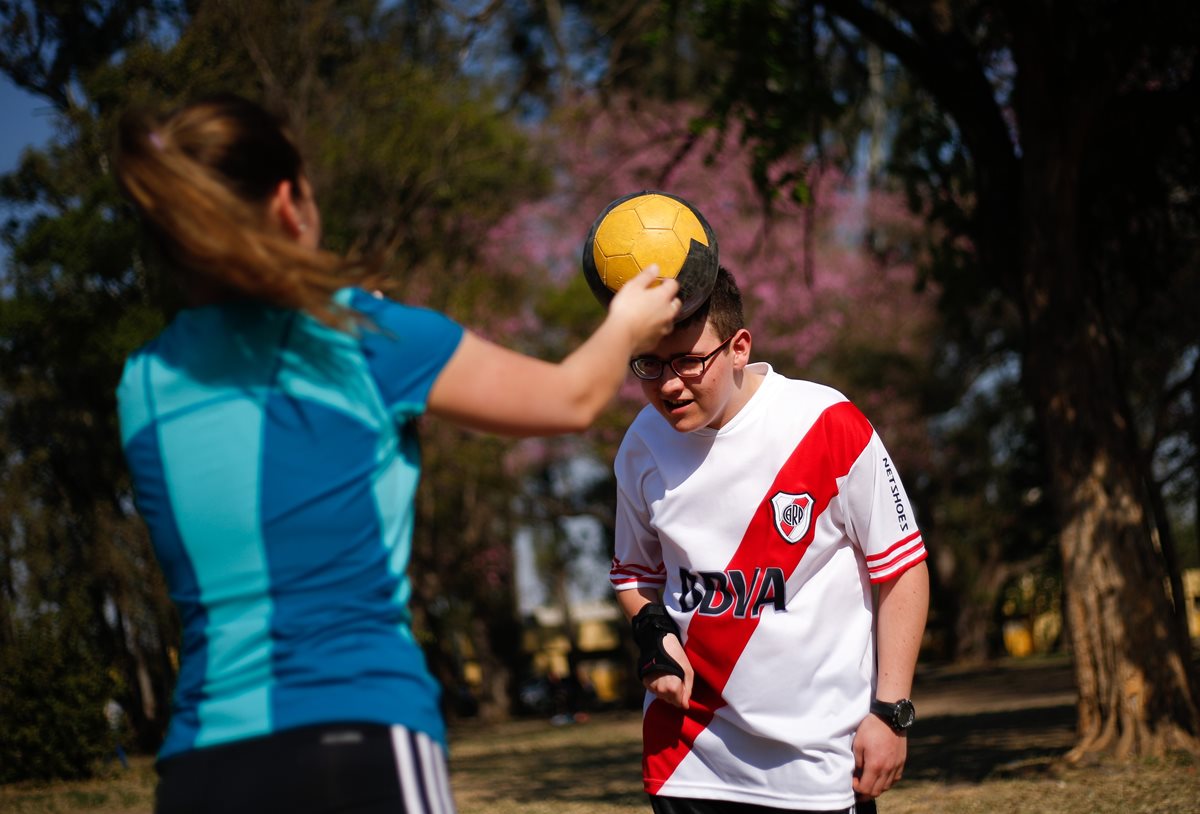 Nicolas Flores (derecha) recibe terapia de kinesiología en Córdoba. (Foto Prensa Libre: AFP).