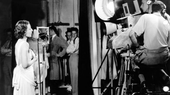 La primera transmisión de televisión, el 2 de noviembre de 1936, incluyó la canción "Here´s looking at you" ("Aquí estoy mirándote")