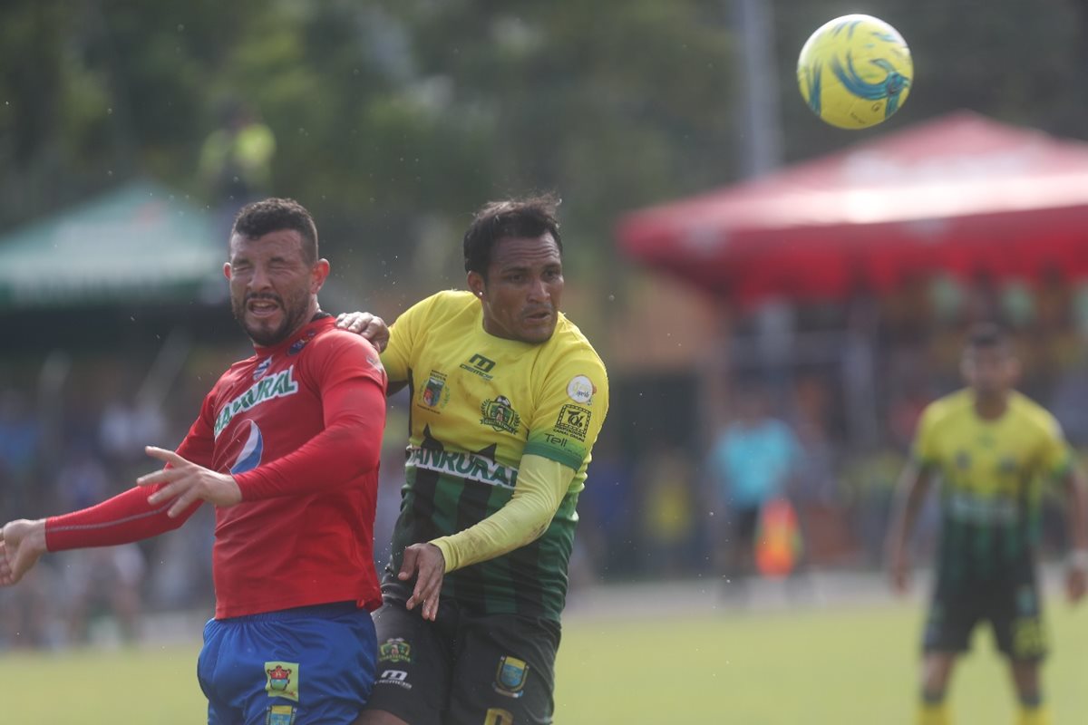Ángel Rodríguez, de Guastatoya, y Hamilton Lopez, de Municipal, pelean por el balón. (Foto Prensa Libre: Francisco Sánchez)