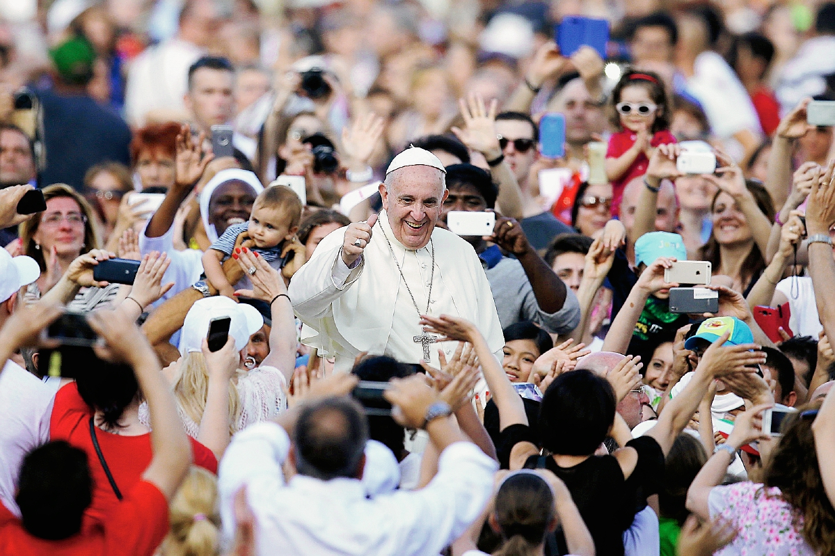 El Papa Francisco bendice a los fieles a su llegada en la plaza de San Pedro, en el Vaticano, (Foto Prensa Libre/AP).