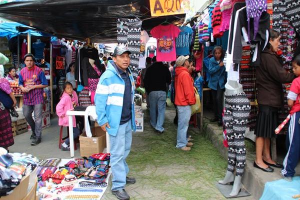 Vecinos de Huehuetenango, realizan sus compras de última hora. (Foto Prensa Libre: Mike Castillo)<br _mce_bogus="1"/>