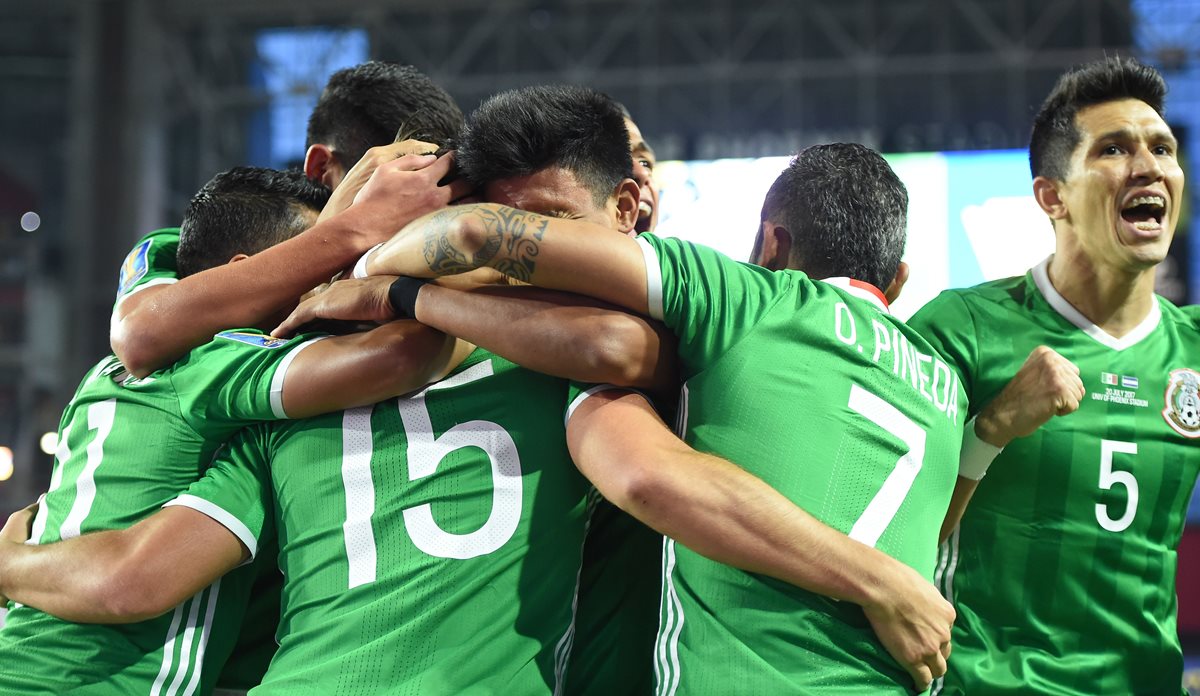 Los mexicanos celebran luego de la anotación de Pizarro que los clasificó a las semifinales de la Copa Oro 2017. (Foto Prensa Libre: EFE)