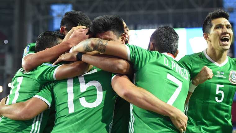 Los mexicanos celebran luego de la anotación de Pizarro que los clasificó a las semifinales de la Copa Oro 2017. (Foto Prensa Libre: EFE)