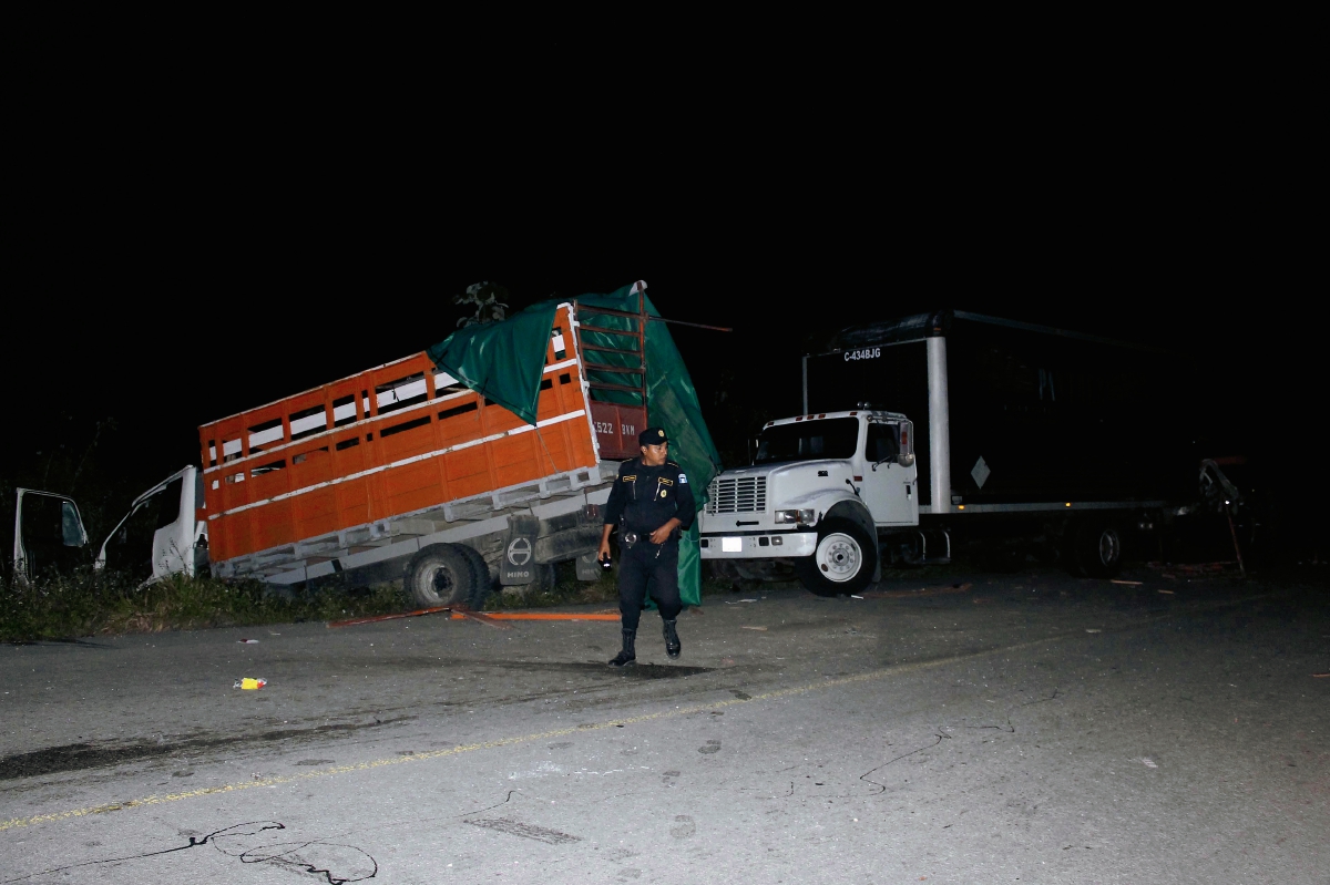 Dos camiones  chocaron en el km 414, en Dolores, Petén, con saldo de una persona herida. (Foto Prensa Libre: Walfredo Obando)
