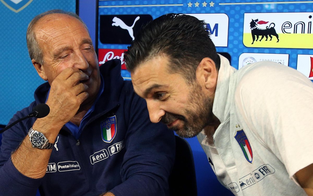 El técnico de la selección de Italia, Gian Piero Ventura habla con Gianluigi Buffon en la conferencia de prensa previo al gran duelo de los Azurri frente a Suecia. (Foto Prensa Libre: EFE)