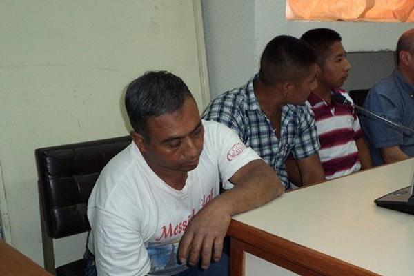Los tres acusados de la muerte de un hombre escuchan la decisión del Tribunal de Sentencia de Jalapa. (Foto Prensa Libre: Hugo Oliva) <br _mce_bogus="1"/>