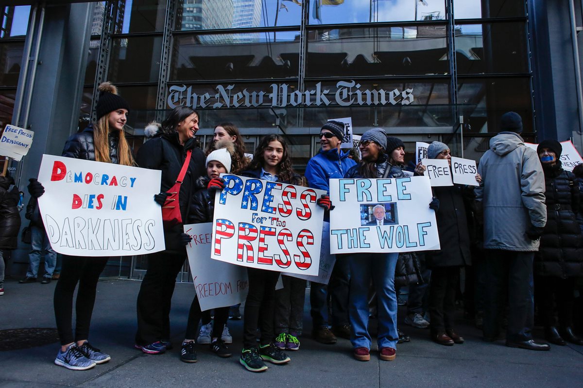 Varias personas portan pancartas en apoyo a la Prensa, frente al diario The New York Times. (Foto Prensa Libre: AFP).