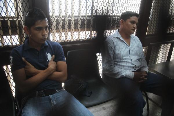 Érick Omar Morán Estrada y Medrick Quiroa Yon, acusados de plagio, asociación ilícita y extorsión (Foto Prensa Libre: P. Raquec)