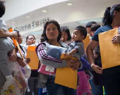 Gobierno de EE. UU. tardará hasta 2 años en ubicar las otras familias migrantes