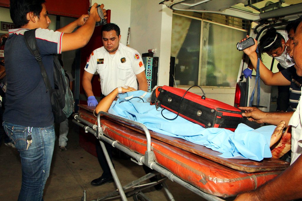Uno de los dos menores heridos en Champerico es ingresado al Hospital Nacional de Retalhuleu. (Foto Prensa Libre: Rolando Miranda)