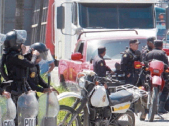 Suman 10 días de paralización del transporte pesado. (Foto Prensa Libre: Hemeroteca)