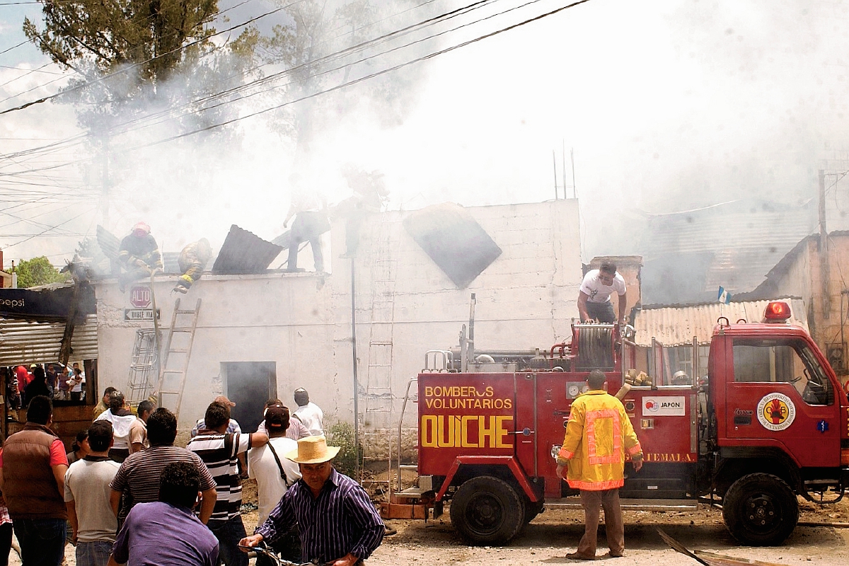 Socorristas sofocan  incendio  en Santa Cruz del Quiché, Quiché. (Foto Prensa Libre: Óscar Figueroa)