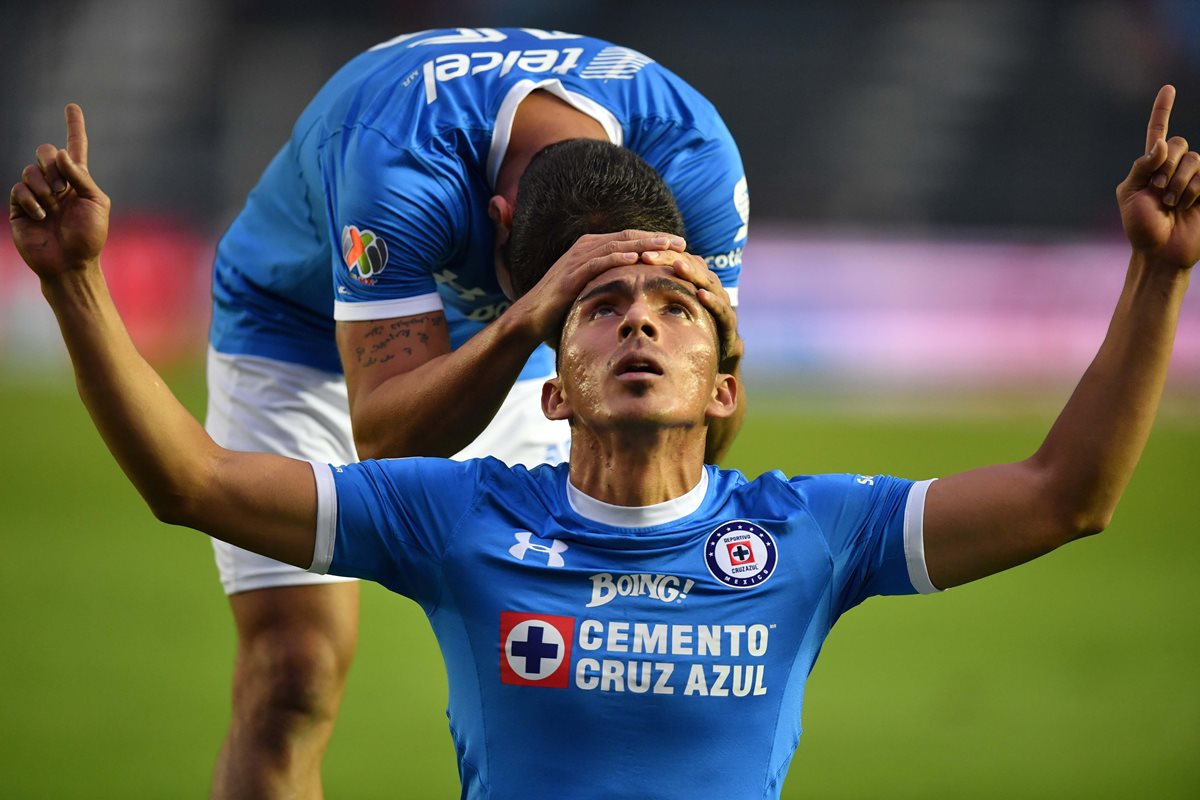 Ángel Mena y Adrián Aldrete en pleno festejo esta noche en el Estadio Azul. (Foto Prensa Libre: AFP)