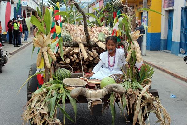 Como parte de las actividades del 139 aniversario de la fundación de Jalapa, se realizó una competencia de carretas de bueyes. (Foto Prensa Libre: Hugo Oliva)<br _mce_bogus="1"/>