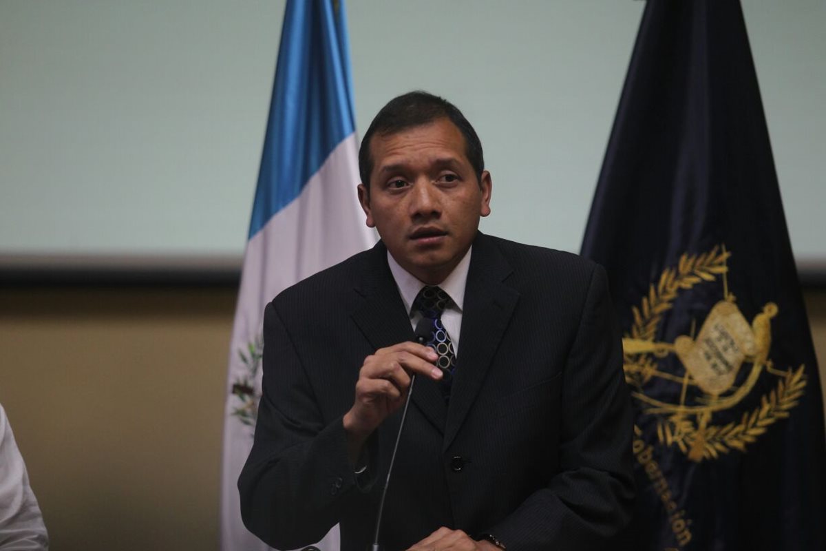 El ministro de Gobernación Francisco Rivas negó que lo ocurrido en la Granja Pavón sea culpa del Ministerio a su cargo. (Foto Prensa Libre: Óscar Rivas) 