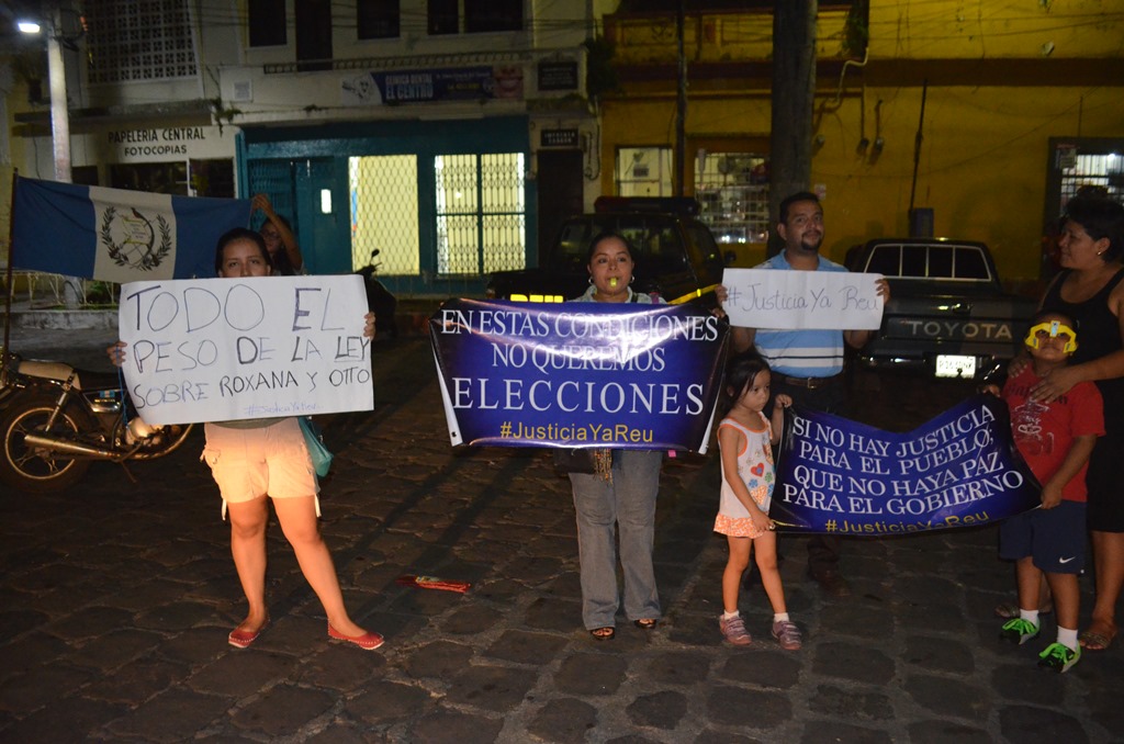 Miembros del grupo de personas que festejó en la cabecera de Retalhuleu. (Foto Prensa Libre: Jorge Tizol)